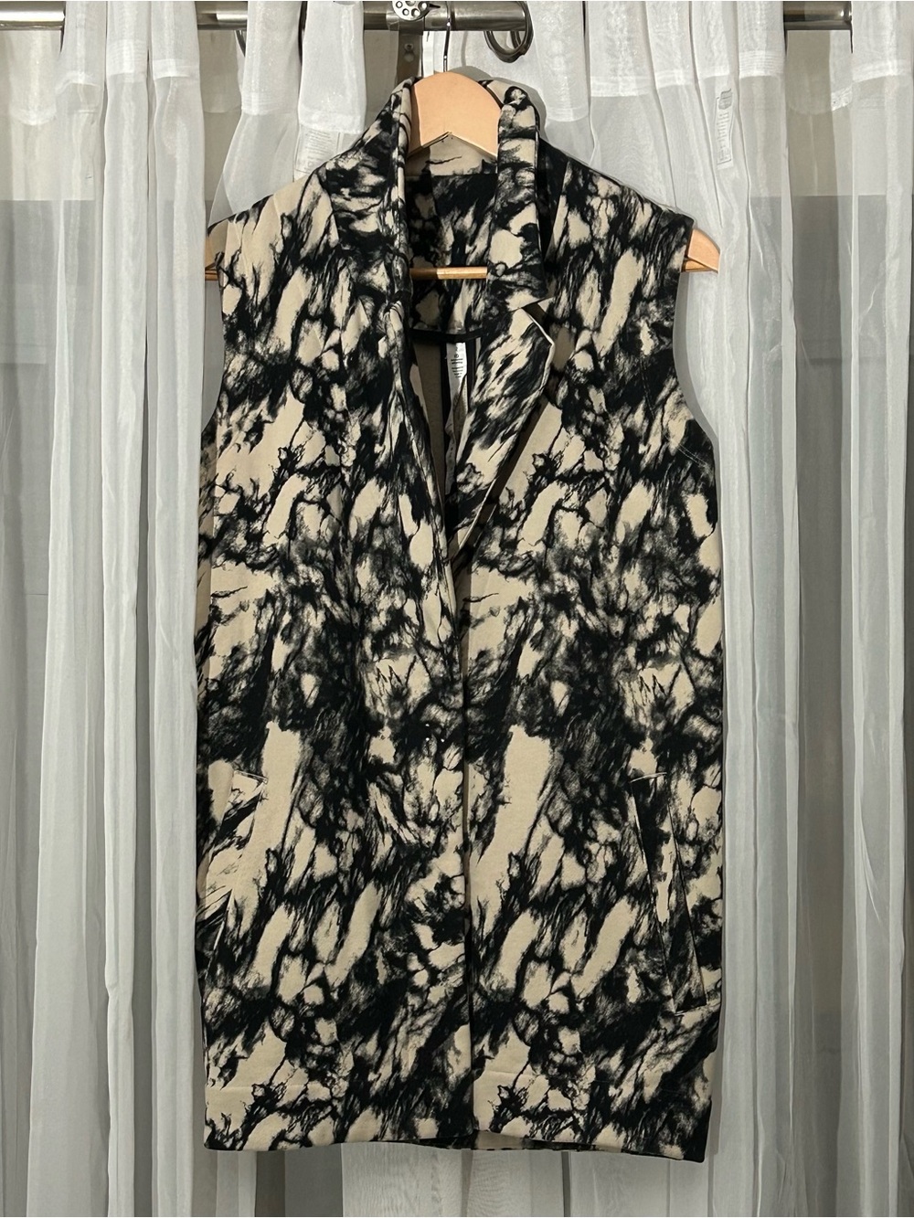 lululemon athletica Sleeveless Long Vest in Black and Cream Abstract Print